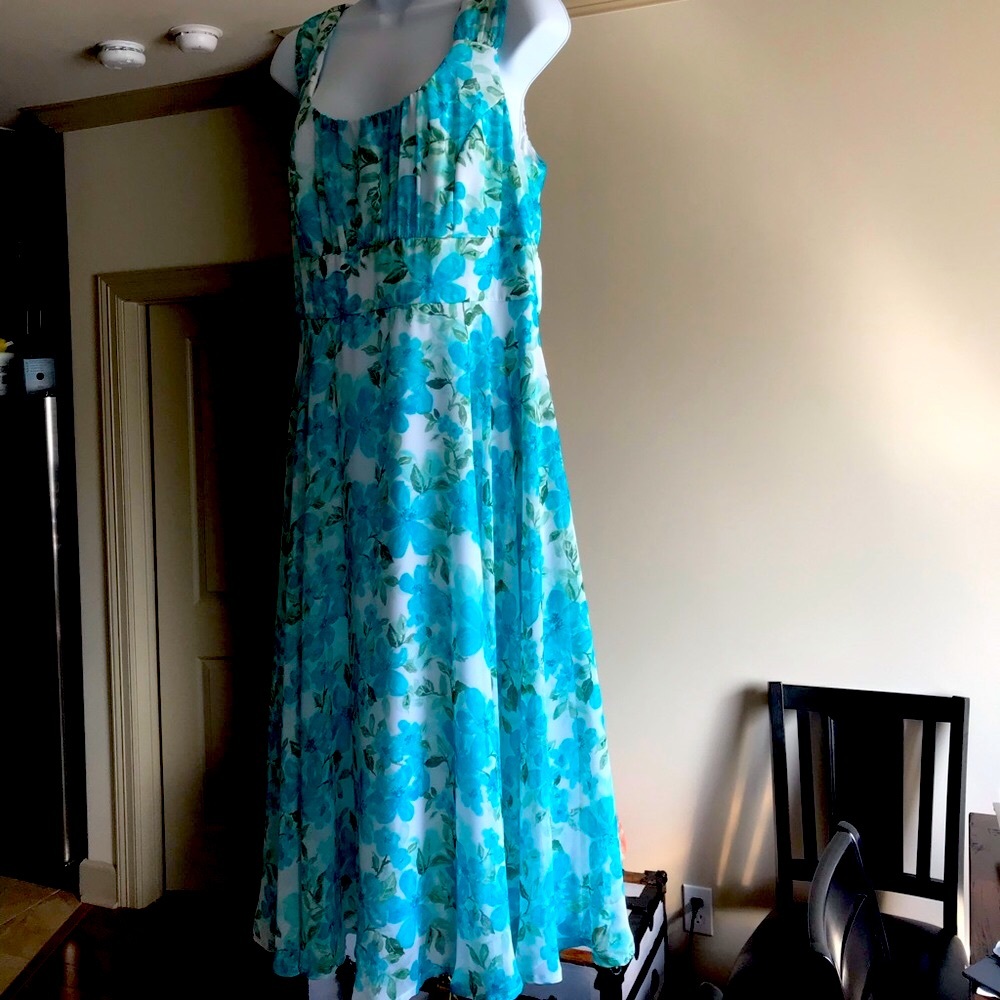 Alline dress with a princess scoop neck